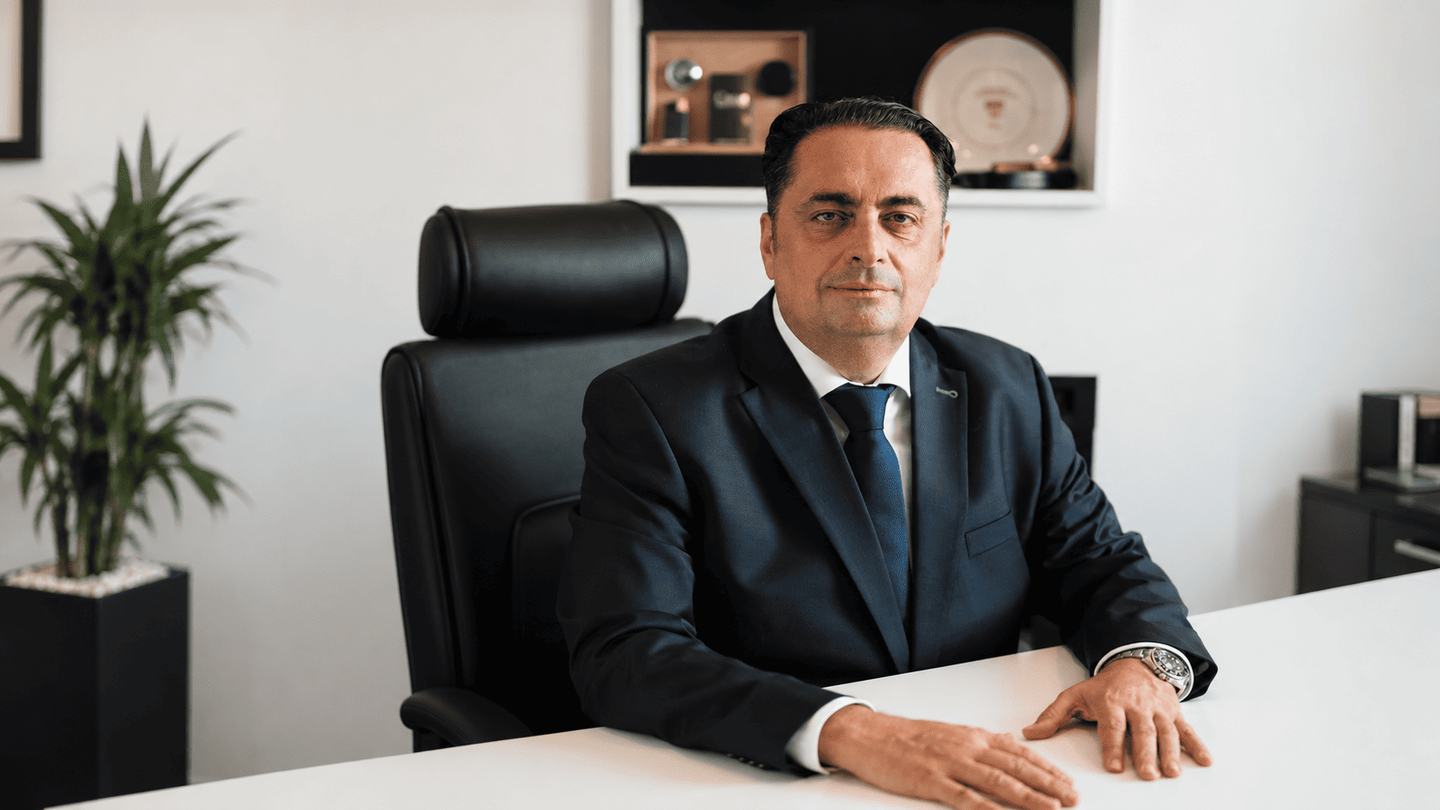 Kenan Crnkić u svojoj kancelariji